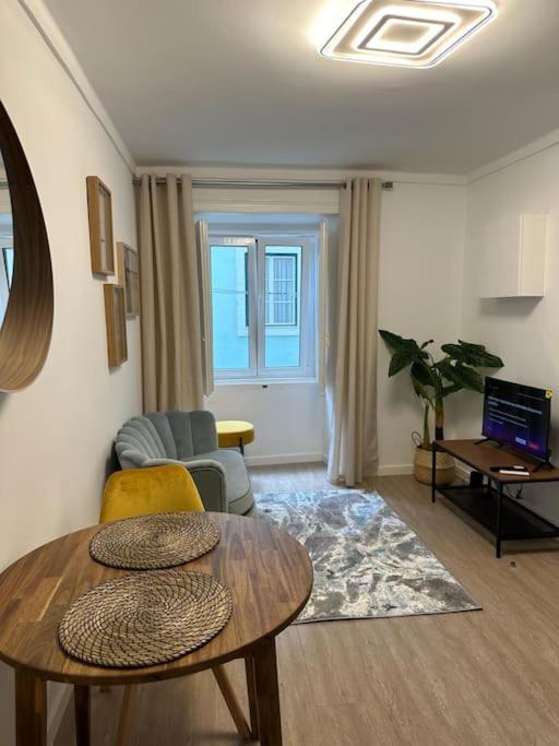 Stylish Renovated Apartment In Chiado Lisboa المظهر الخارجي الصورة